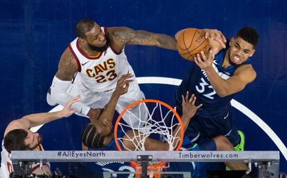 LeBron James y Towns luchan por un rebote.