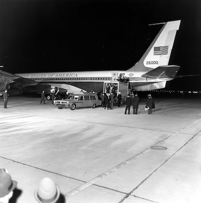 22 de noviembre de 1963. El féretro con los restos mortales del presidente John F. Kennedy llegan a la base aérea de Andrews, cerca de Washington.