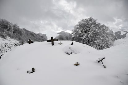 Cruces cubiertas de nieve en Ibañeta, cerca de Pamplona.