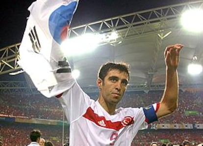 Hakam Sukur, con una bandera coreana al final del partido.