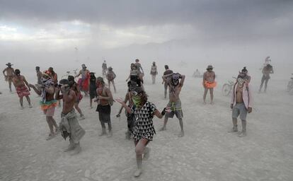 Black Rock City es el escenario de Burning Man, un festival de música en pleno desierto que empezó a celebrarse en 1986, y al que hoy acuden unas 70.000 personas. Las botas y las gafas de aviador parecen ser accesorios imprescindibles durante los días de festival al que no faltan los famosos.