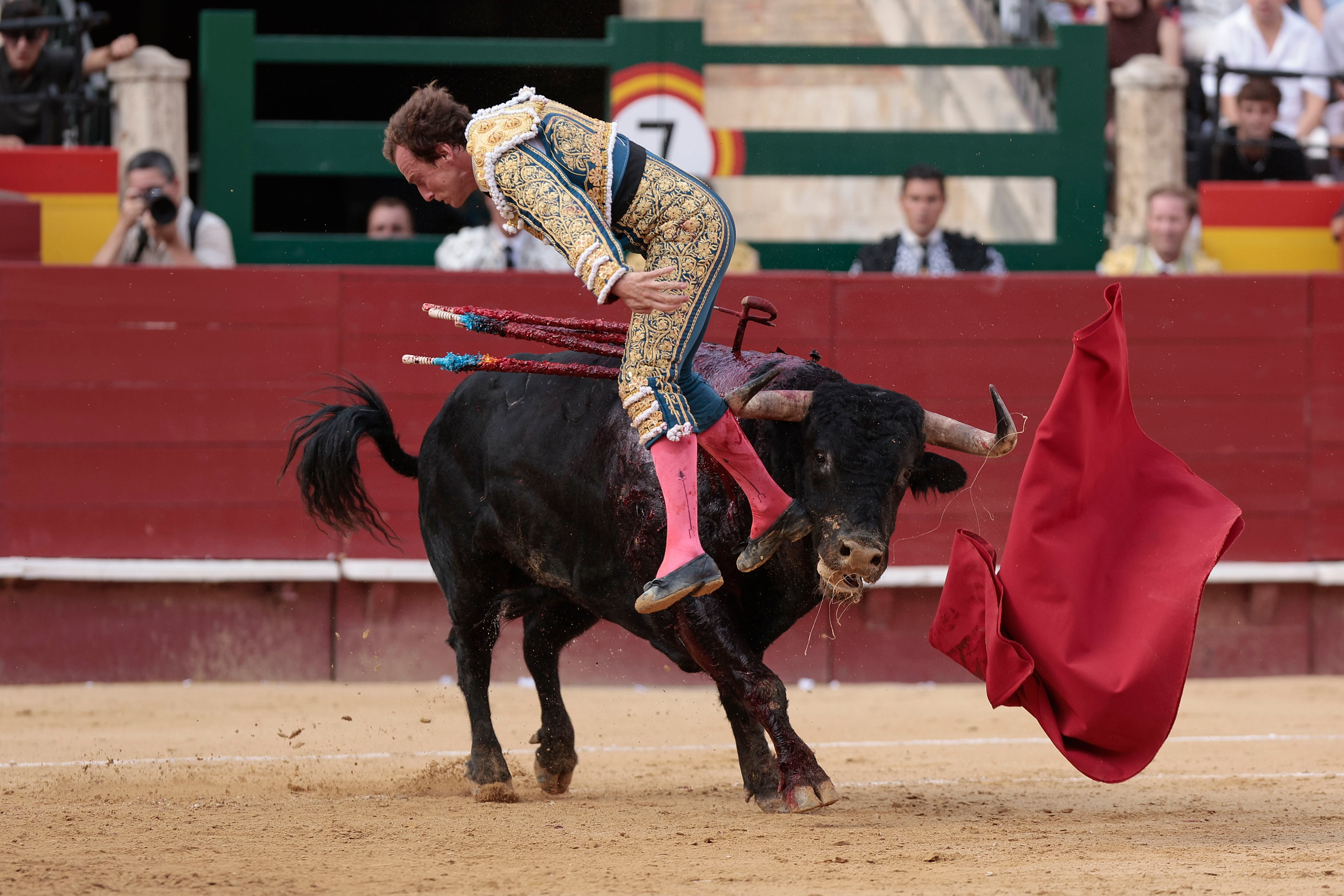 Román fue volteado sin consecuencias al entrar a matar a su primer toro.