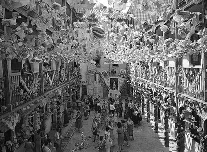 Una corrala engalanada para las fiestas de La Paloma en agosto de 1953.