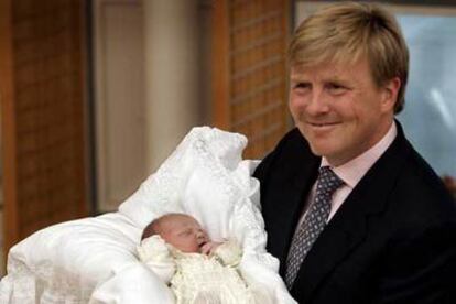 El príncipe Guillermo de Holanda, con su segunda hija en brazos.