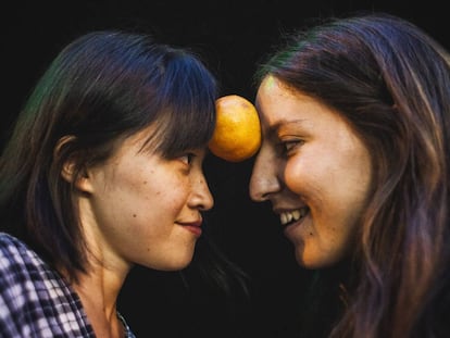 Xirou Xiao (izquierda) y Laura C. Vela juegan con una mandarina, fruta que da nombre a su proyecto artístico con jóvenes chinos residentes en España. 