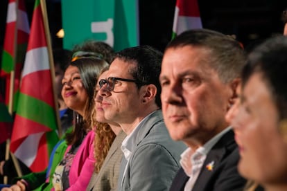 El candidato de EH Bildu, Pello Otxandiano (en el centro, mirando al frente), durante el acto de inicio de campaña de las elecciones vascas de la formación, este jueves en Vitoria. 
