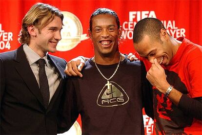 Ronaldinho sonríe flanqueado por Shevchenko (a su derecha) y Henry.