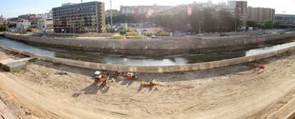 Imagen tomada estos días de las obras del proyecto municipal Madrid Río, ralentizadas a causa de la crisis.
