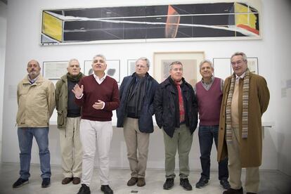 De izquierda a derecha: Jesús Reina, José Ramón Sierra, Juan Antonio Álvarez, Juan Suárez, Ignacio Tovar, Patricio Cabrera y Jacobo Cortines, durante la inauguración de la exposición '1975-1992' en el CAAC.