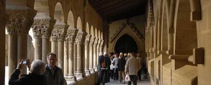 El claustro románico, situado en la iglesia de San Pedro el Viejo, donde se conservan 18 capiteles originales. El resto son reproducciones del siglo XIX.