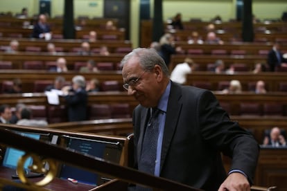 Alfonso Guerra (Sevilla, 1940) se ha pasado la mitad de su vida sentado en el Congreso. Tras 37 años como diputado, el socialista de 74 años ha acudido este jueves a su última sesión plenaria de la Cámara Baja. En noviembre, anunció que abandonaría el Hemiciclo a finales de 2014. Y ya ha llegado ese día: "La vida está llena de una acumulación de datos, de vivencias, que todas quedan en las alforjas, buenas y malas, seguiré viviendo normalmente".