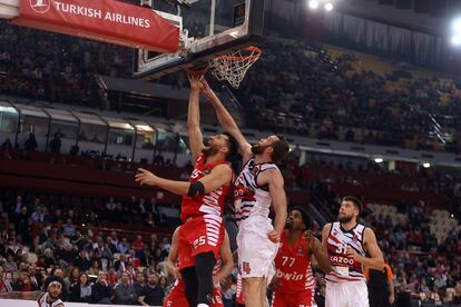 Alec Peters, del Olympiacos, en acción ante Mathew Costello, del Baskonia, este jueves en el Pireo.