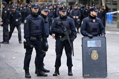 Policies nacionals fora de l'estadi Santiago Bernabéu abans del partit.