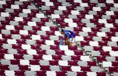 Un hincha japonés recoge la basura generada durante el partido contra España.