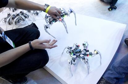 Los robots hexápodos del estudiante de la Universidad de Arizona Matt Bunting con procesadores Intel en la feria internacional de electrónica de consumo (CES) en Las Vegas (Nevada), el pasado mes de enero.