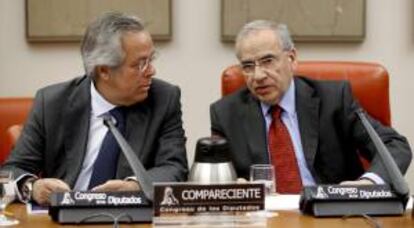 El presidente de SEPI, Ramón Aguirre (d), junto al presidente de la Comisión de Presupuestos en el Congreso de los Diputados, Alfonso Guerra, durante su comparecencia, hoy, ante dicha Comisión para explicar las cuentas de esta empresa pública dentro del Proyecto de Ley de Presupuestos del Estado para 2013.