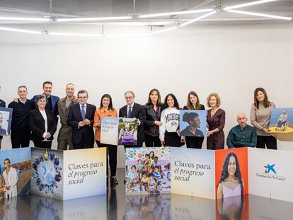 Foto de familia en CaixaForum Madrid con algunos de los protagonistas del documental Vidas contadas.