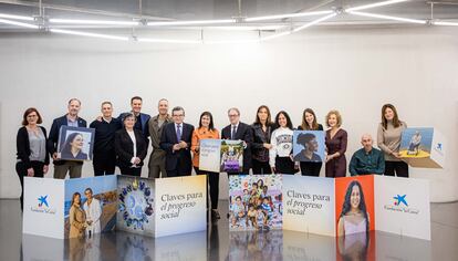 Foto de familia en CaixaForum Madrid con algunos de los protagonistas del documental Vidas contadas.