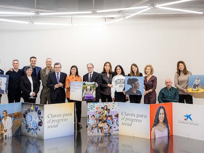 Foto de familia en CaixaForum Madrid con algunos de los protagonistas del documental Vidas contadas.