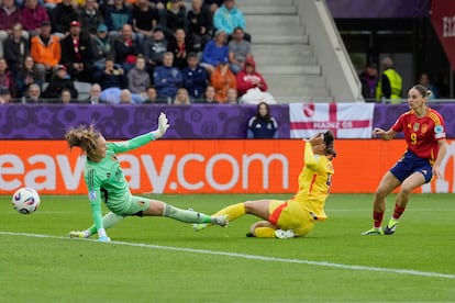 Esther González marca ante Bélgica ayer lunes tras definir en el mano a mano ante la portera Lichtfus.