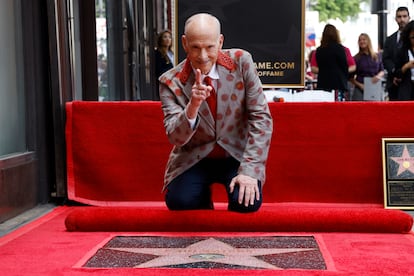 John Waters ante su estrella en el Paseo de la fama, desvelada el lunes 18 de septiembre.