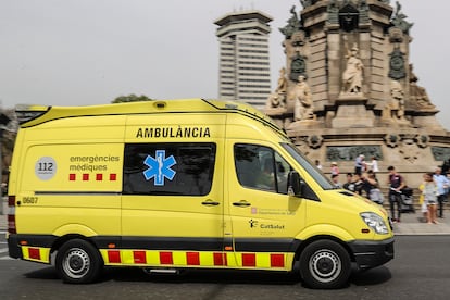 En la imagen de archivo, una ambulancia de Emergències Mèdiques, en Barcelona.