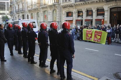 Piquete de trabajadores y sindicalistas frente a las puertas del Corte Inglés de Bilbao, protegido por un fuerte dispositivo policial poco antes de su apertura