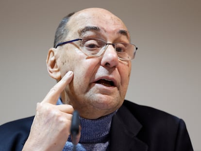 Alejo Vidal-Quadras, ex dirigente del PP y Vox, durante la rueda de prensa en la que ha explicado el atentado que sufrió el pasado mes de noviembre, en febrero en Madrid.