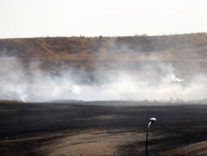 Incendio del vertedero ilegal en Valdeming&oacute;mez. 