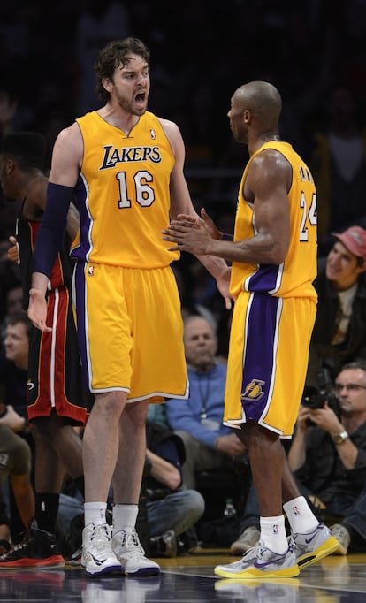 Pau Gasol se queja tras ser amonestado junto a su compañero Kobe Bryant