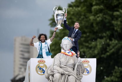 Marcelo y Sergio Ramos levantan la Copa de Europa junto a la diosa Cibeles. 