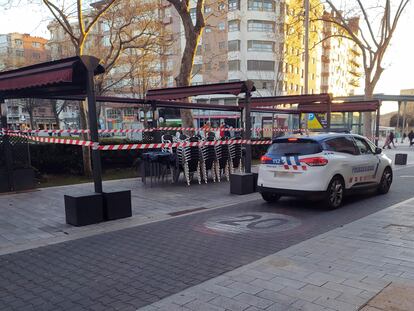 Un vehículo de la Policía Local de Palencia vigila, este domingo, el cumplimiento del cierre de la hostelería decretado en Castilla y León.