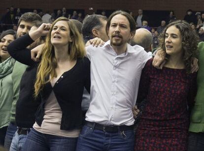 Pablo Iglesias, entre Gemma Galdón y Gemma Ubasart, en el mitin de Barcelona.