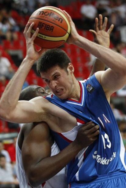 Perovic, en un momento del partido entre Serbia y Angola.