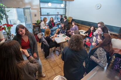 Interior del bar La Camila en el barrio de Gràcia. Las dueñas María López y Clara Torres reservan el local al Club Bovary normalmente la tarde de los jueves. 
