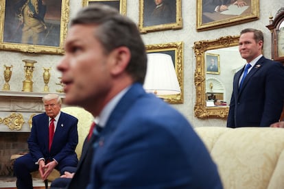 El consejero de Seguridad Nacional de Estados Unidos, Mike Waltz, escucha al secretario de Defensa, Pete Hegseth, durante una reunión entre Trump y Netanyahu, el 7 de abril en la Casa Blanca.