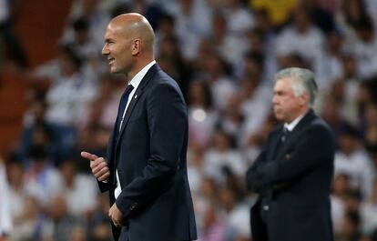 El ex entrenador del Madrid, Zinedine Zidane, y el nuevo técnico, Carlo Ancelotti, en un partido de Champions reciente.