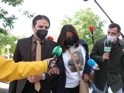 La madre de Heidi Paz, Gloria Bulnes, a su llegada al juicio por el asesinato de su hija, en la Audiencia Provincial de Madrid.