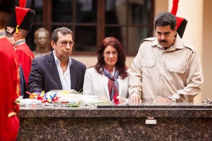 Ad&aacute;n Ch&aacute;vez, Cilia Flores y Nicol&aacute;s Maduro.