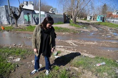 Gianni recorre las calles de tierra del barrio Areco.
