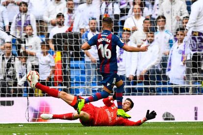 Rochina marca en la portería del Real Madrid pero su gol fue anulado por fuera de juego.