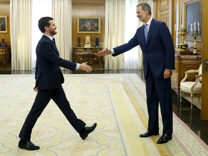 Felipe VI saluda al líder del PP, Pablo Casado, en La Zarzuela, el pasado septiembre.