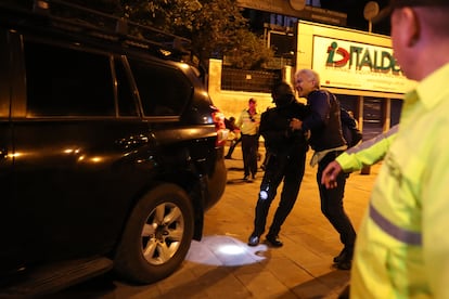 Roberto Canseco Martínez forcejea con policías.