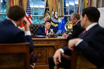 El presidente de Estados Unidos, Donald Trump, conversa por teléfono con Putin. En primer término, Marcos Rubio y J. D, Vance.