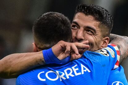 Luis Suárez celebra el gol de la victoria junto a Correa.