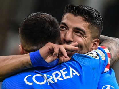 Luis Suárez celebra el gol de la victoria junto a Correa.