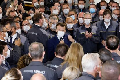 El presidente francés, Emmanuel Macron, durante una visita a una fábrica de coches eléctricos de Renault, en Douai, este lunes.