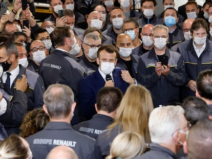 El presidente francés, Emmanuel Macron, durante una visita a una fábrica de coches eléctricos de Renault, en Douai, este lunes.