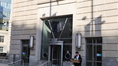 Un exempleado de la Agencia de Estados Unidos para el Desarrollo Internacional (UsAID) sale de la sede del departamento en Washington.