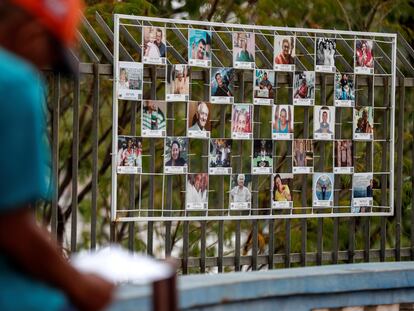 Un hombre observa unas fotografías en la exposición "Inmensurables " que forma parte del memorial de las víctimas de la covid-19 en Cuiabá, Mato Grosso, el 19 de junio de 2021.